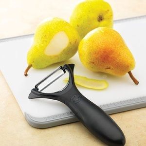 Serrated blade peeler